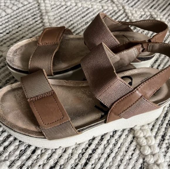 OTBT Nova Sandals 6 - Picture 1 of 5